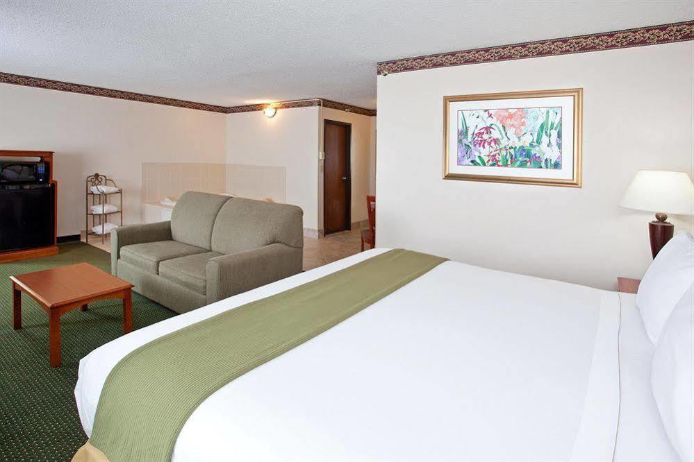 Holiday Inn Express & Suites Johnstown By Ihg Ngoại thất bức ảnh