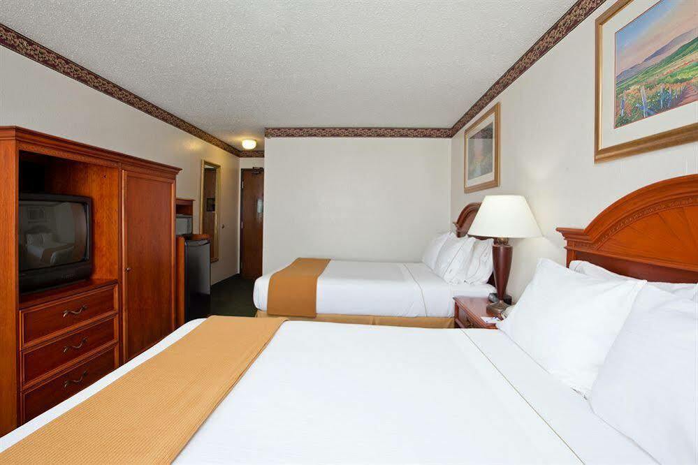 Holiday Inn Express & Suites Johnstown By Ihg Ngoại thất bức ảnh